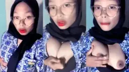 Gadis Berhijab Bergaun Batik Usai Kelas, Menggoda Imajinasi