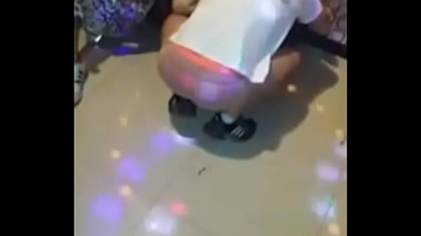 노래방에서 팬티 벗고 음란한 춤으로 유혹하는 섹시녀