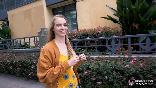 Gadis Rusia Mungil Diterjang Hingga Celah Ketatnya Melebar