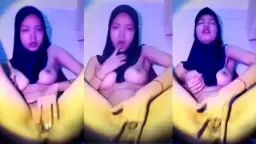 Toket Bulat Berhijab, Tangannya Sibuk Colmek Sampe Basah.