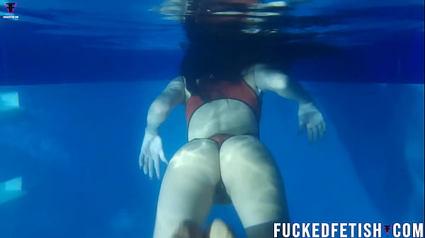 Helen Star Pake Baju Renang Seksi, Malem-malem Di Kolam, Napas Tersengal-sengal.