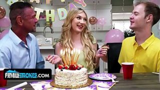 Anak Tiri Mungil Dengan Buah Dada Alami, Daisy Lavoy, Menggoda Dan Naik Ke Atas Kontol Bapak Tirinya