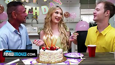 Anak Tiri Mungil Dengan Buah Dada Alami, Daisy Lavoy, Menggoda Dan Naik Ke Atas Kontol Bapak Tirinya
