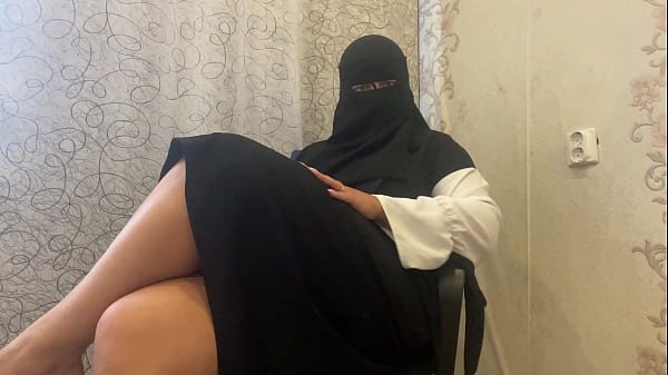 Ibu Tiri Berjilbab Arab Lagi Colmek, Nafsu Meledak-ledak.