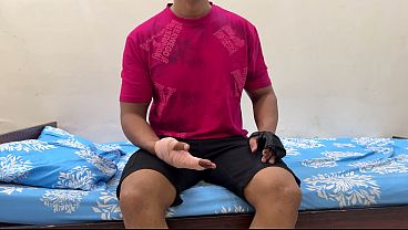 Ibu Tiri Bantu Anak Tiri Yang Luka Mandi, Malah Godain Dia. Akhirnya Nyesep Kontolnya, Sebelum Digenjot Keras.