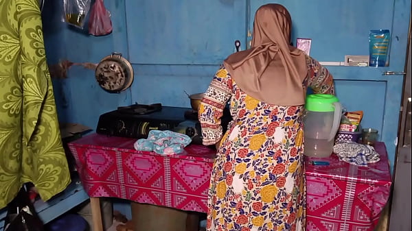 Ngentot Istri Temen Sendiri Pas Lagi Masak, Enak Banget