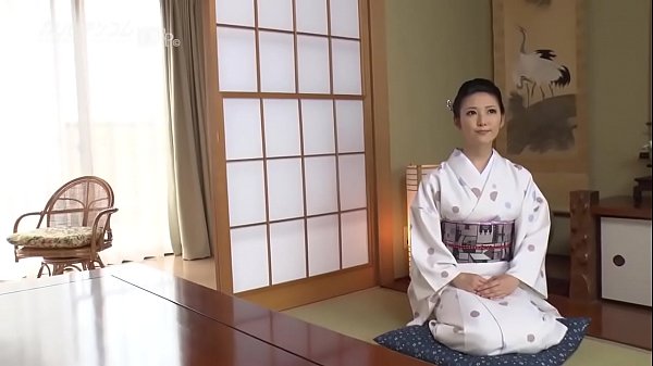 Pelayan Cewek Seksi Yang Bikin Tamu Ngaceng, Lo Pada Ngapain Ke Jepang?