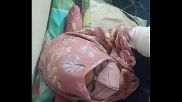 Tante Riani Ngempet Kontol Sambil Nikmatin Bikin Makin Tegang
