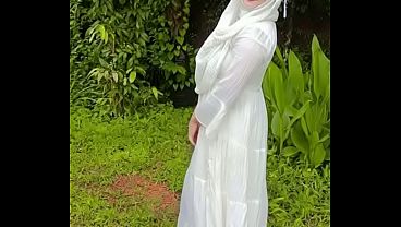 Pamerin Pantat Hijab Di Luar, Bikin Lihat Makin Erotis