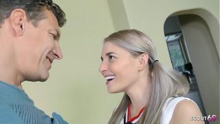 Cewek Cheerleader Pirang Montok Mulus Ngobrol Dulu Sama Bokap Tiri, Siap Digenjot Keras Sampai Muncrat Di Muka.