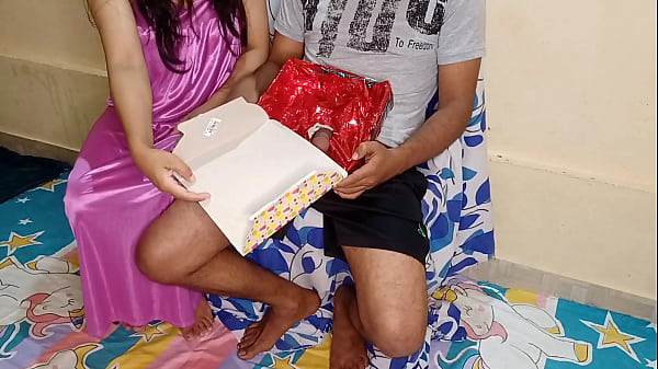 Ibu Tiri India Yang Seksi Dapet Kejutan Kotak Kue Spesial Di Hari Ultahnya, Suara Hindi Bikin Makin Panas