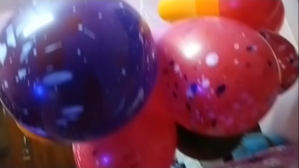 Bocah India Main Balon, Meletup Di Antara Paha