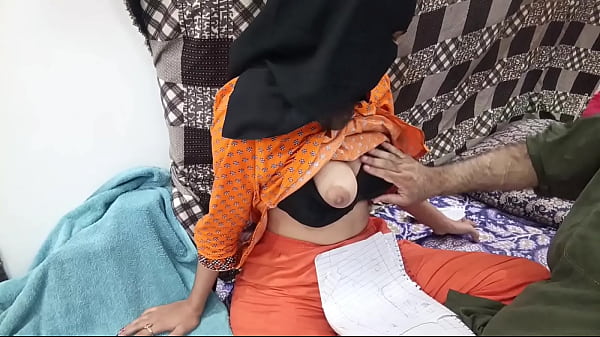 Gadis Pelajar Pakistan Berhijab Digebuk Guru Lesnya