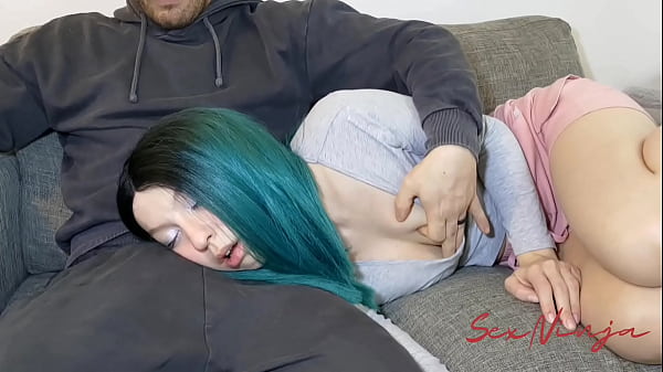 Biarin Aja, Gue Cuma Pengen Rebahan Di Paha Kakak Tiri Biar Bisa Tidur Sambil Ngerasain Kehangatan Yang Bikin Makin Greget.