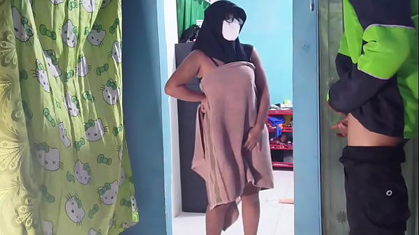 Kena Lihat Ojol Ngantar Makanan Pas Lagi Sibuk Mainin Kontol Sendiri
