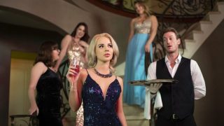 Nih, Cewek Seksi Bella Elise Rose Sama Ryan Mclane Lagi Godain Pelayan, Bikin Suasana Makin Panas Dan Basah.