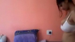 Tonton Video Desi Montok Goyangin Badan Sambil Buka Baju