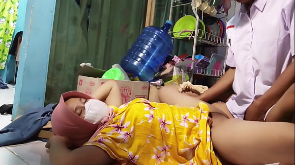 Ajak Ngewe Ibu Tiri Pas Mau Berangkat Sekolah, Makin Panas Makin Seru.