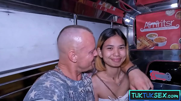 Gadis Thailand Kecil Mungil Dijemput Di Pattaya Pakai Tuk Tuk Buat Main Ranjang.