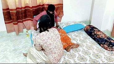 Desi Bhabhi Main Dildo Dal Ke Chud Rahi Hai