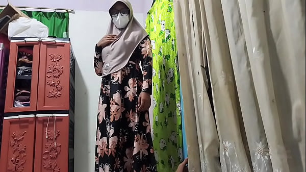 Bu Guru Grebek Murid Lagi Colok Memek, Langsung Diajak Ngewe Di Kelas.