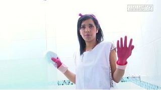 Biksu Hotel Pake Sarung Tangan Karet, Nunduk Sambil Ngelap Pancuran, Bikin Makin Tegang.