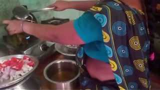 Bini Orang India Lagi Masak Sambil Main Sama Pacar Di Dapur.