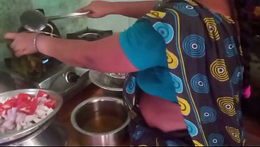Bini Orang India Lagi Masak Sambil Main Sama Pacar Di Dapur.