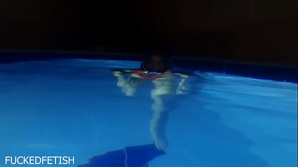 Helen Star Pake Baju Renang Seksi, Malam-malam Nyetir Pake Masker, Di Kolam Renang Bikin Ngilu