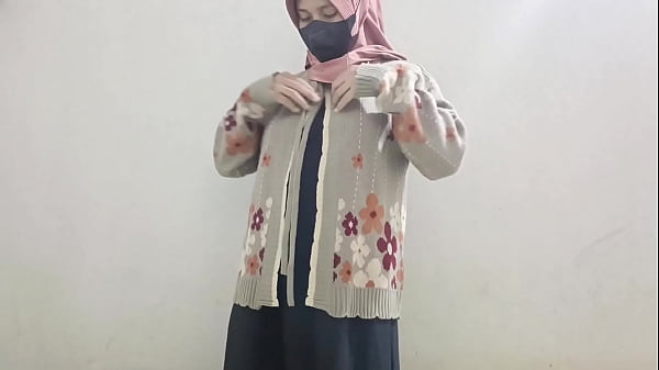 Gadis Berjilbab Main Timun Di Lubang Rahasia.