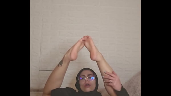 Ibu Rumah Tangga Arab Mia Pamer Kaki Telanjang Bercadar, Koleksi Hot Dan Menggoda