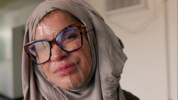 Hijab Cosplay – Ibu Bule Amerika Dicocol Muka Pake Kontol