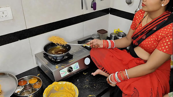 कोमल दिवाली पर नमकीन बना रही थी, तभी देवर ने भाभी को गरमागरम चटनी के साथ लेने का मन बनाया