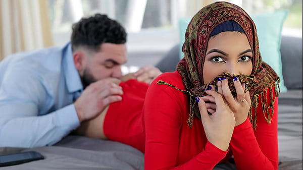 Goblok, Kakak Tiri Mau Ngajarin Adik Tiri Berjilbab Soal Ranjang Sebelum Dia Nikah – Ngentot Jilbab