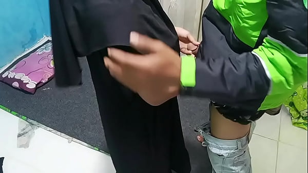 Prank Ajak Ngentot Ojol, Bikin Dia Tegang Sendiri Sambil Ngilu.