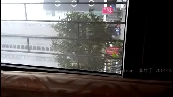 中国人浩哥在饭桌上干闺蜜的骚逼