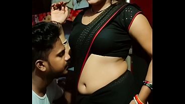 Desi Bhabhi Saree Navel Basah, Bibir Mengigit, Gerakan Erotis Bikin Ngilu.