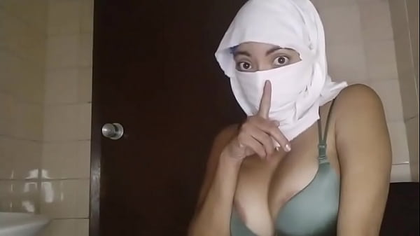 Istri Muslim Arab Yang Haus Nafsu, Mainin Memek Basah Sampai Muncrat Diam-diam Pas Suami Pergi