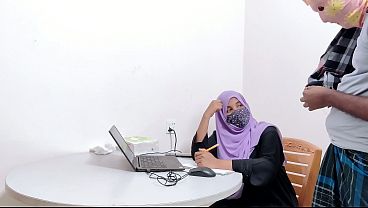 Bankir Hijab Montok Digebuk Petani Desa Perkasa, Desah Nafsu Di Ladang