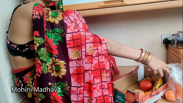 भारतीय देसी फल वाली मालकिन ने भाव-ताव में ग्राहक के साथ जोरदार चुदाई की हिंदी आवाज