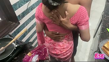 Desi Bhabhi Dapur Me Khana Banate Waqt Chudai Ka Maza Le Rahi Thi.
