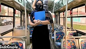 Istri Muslim Pulang Dari Kampus Sendirian Di Bus, Orang Asing Langsung Ngewe Dia Di Atas Jilbab.