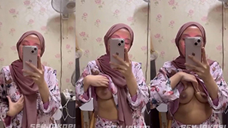 Hijab Nakal Pamer Tetek Depan Kaca, Bikin Ngiler