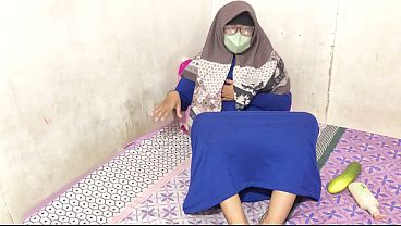 Cewek Hijab Indonesia Lagi Sibuk Mainin Diri Sendiri Sampe Basah Kuyup