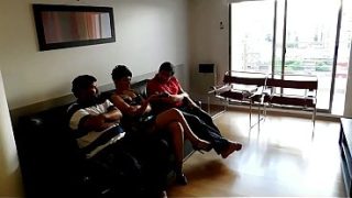 Gak Ada Tontonan Di Tv, Akhirnya Aku Ngewe Sama Tukang Ledeng Dan Temen Suami, Crot Bareng Puas Banget.