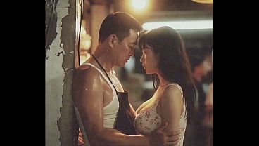80年代的中国妞在菜市场撩汉，骚得不行。