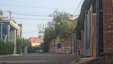 Astaga, Ibu Arab Di Luar Rumah Dekat Jalan Lagi Mainin Memeknya Sendiri Sampai Basah.