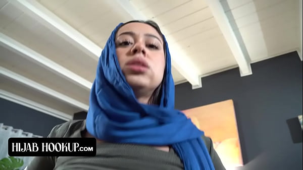Binal Arab Menghisap Kontol Kakak Tirinya Biar Rahasia Mereka Gak Bocor Ke Orangtua Tiri Yang Galak