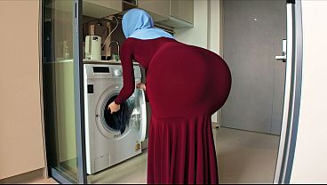 Ibu Tiri Berhijab Kena Tangkap Basah Tatapanku Nakal Di Pantat Bulatnya Yang Seksi