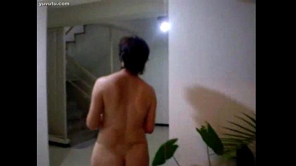 Si Montok Tiongkok Tua Siram Tanaman Sambil Goyang-goyang.